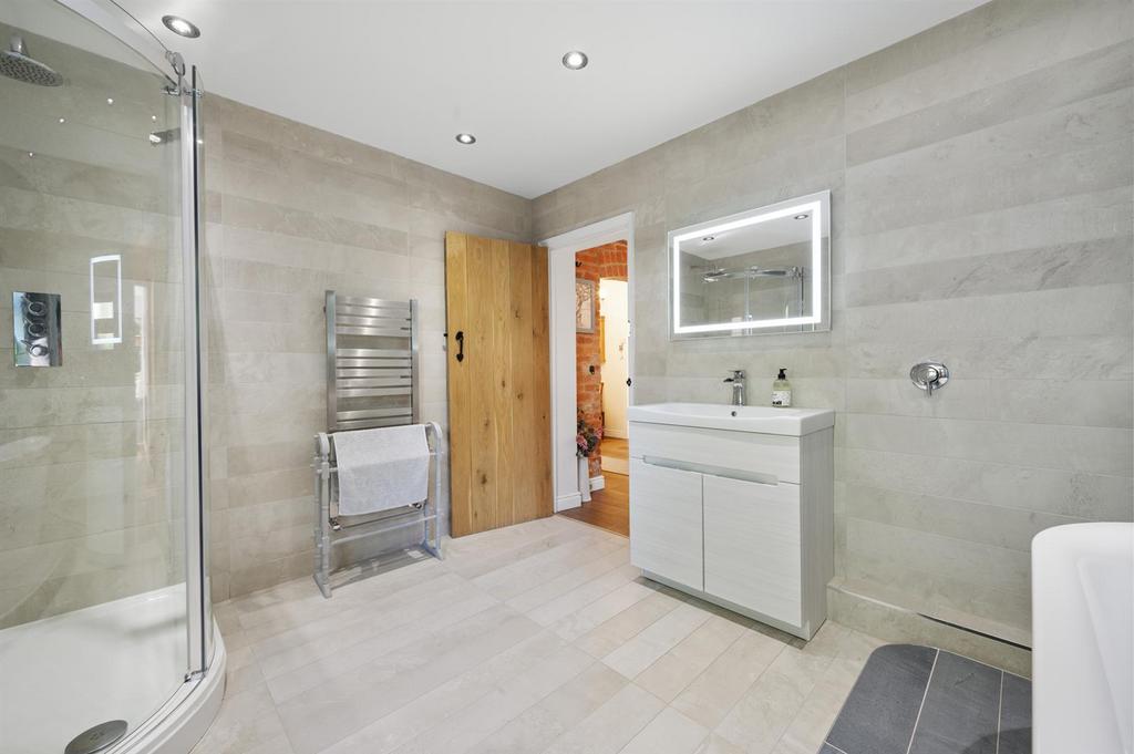 Ground floor bathroom - vanity unit.jpg