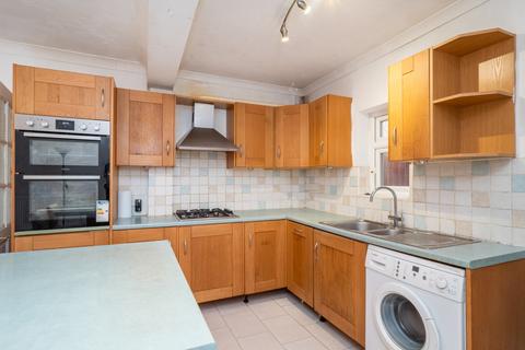 4 bedroom semi-detached house to rent, Gordon Road, Carshalton SM5