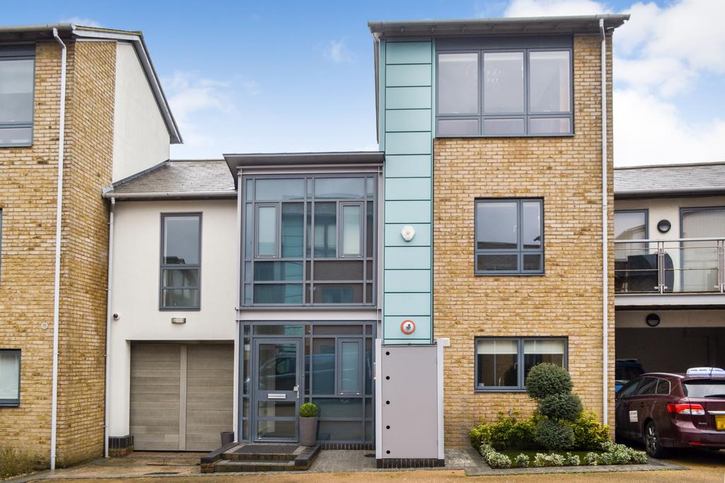 Ramblers Lane, Harlow CM17 4 bed link detached house - £525,000
