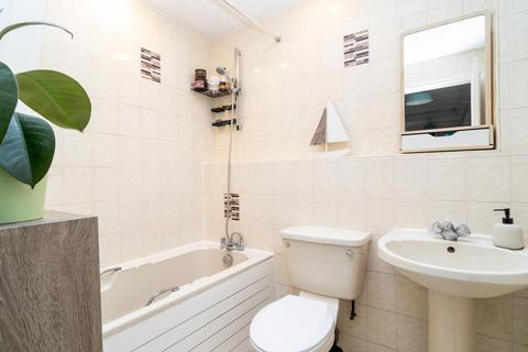 2 bedroom flat for sale, Stonegrove Court, Edgware, Greater London. HA8 7TB