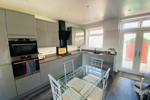 2 bedroom semi-detached house to rent, Laburnham Road, Macclesfield (6)