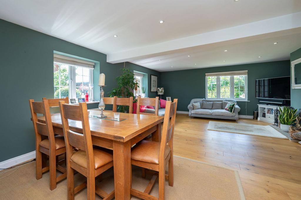 Lounge/Dining Room