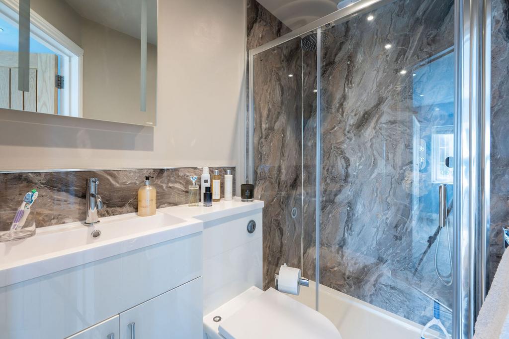 Ensuite to Bedroom 1