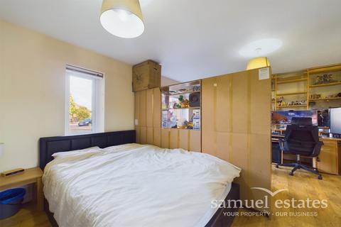 Studio for sale, Hogarth Crescent, Colliers Wood, London, SW19