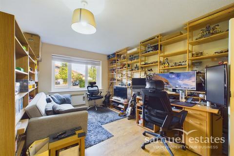 Studio for sale, Hogarth Crescent, Colliers Wood, London, SW19