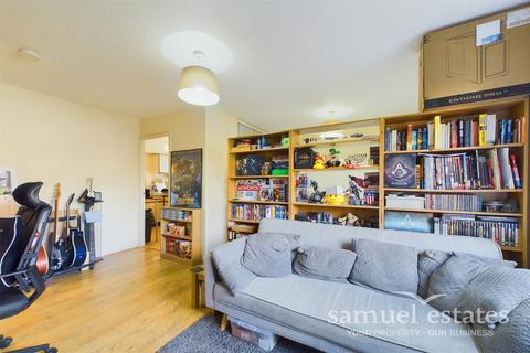 Studio for sale, Hogarth Crescent, Colliers Wood, London, SW19