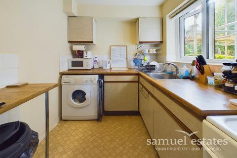 104 Hogarth Crescent, London, SW19 2DW