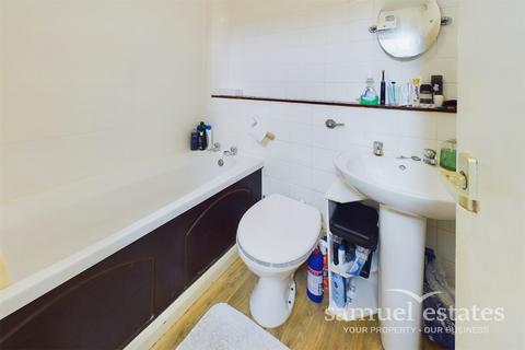 104 Hogarth Crescent, London, SW19 2DW