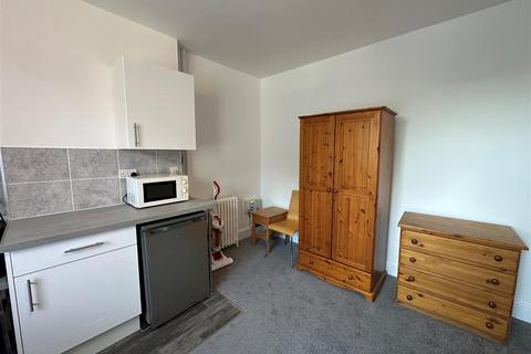 1 bedroom in a house share to rent, Reading Road South, Fleet