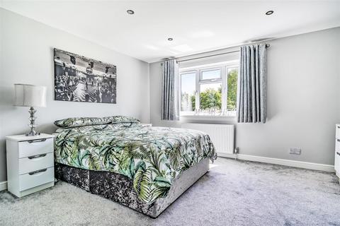3 Coronation Road, Yateley, GU46 7TH