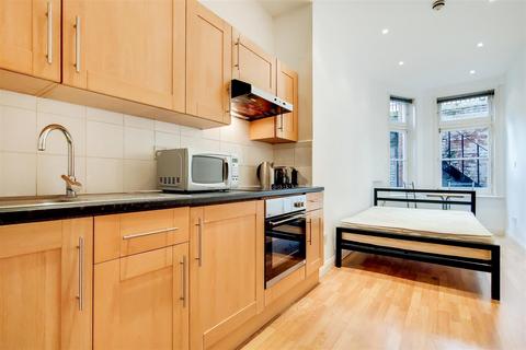 Studio to rent, Palace Court, London W2