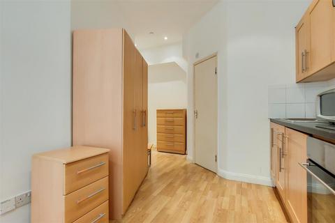 Studio to rent, Palace Court, London W2