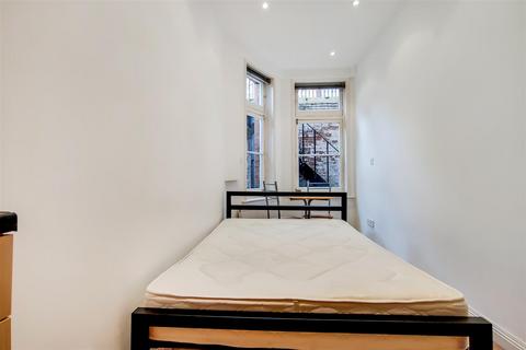 Studio to rent, Palace Court, London W2