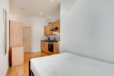 Studio to rent, Palace Court, London W2