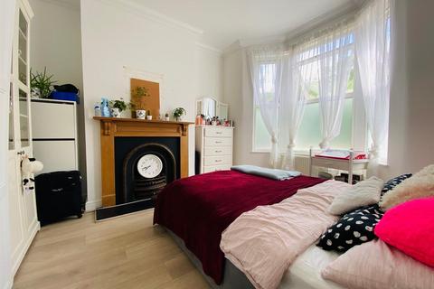 3 bedroom terraced house for sale, Ferndale Road, London