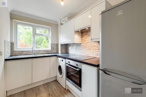 3 bedroom flat to rent, Wimbledon Park Road, Southfields, SW18