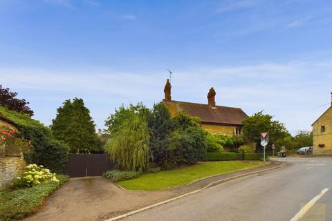 4 bedroom detached house for sale, 2 Willoughby Road, Oakham LE15