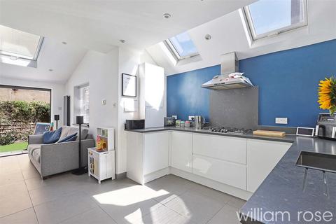 4 bedroom terraced house for sale, Victoria Road, London E18