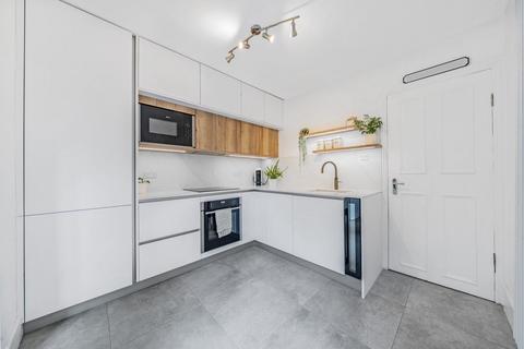 2 bedroom flat for sale, Cromford Road, London