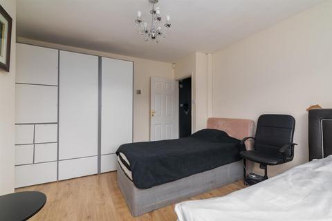 2 bedroom maisonette for sale, Shelbourne Road, London