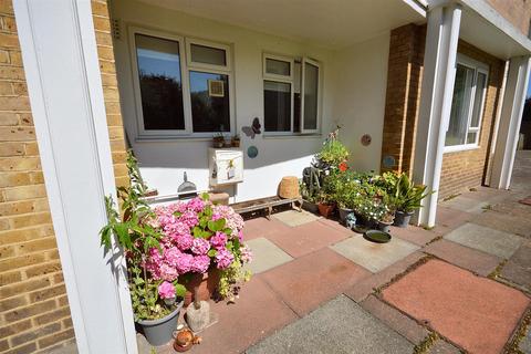 1 bedroom flat for sale, Chiswick Place, Eastbourne