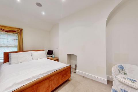 2 bedroom flat for sale, Queens Road, TW1