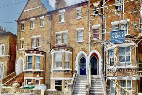 2 bedroom flat for sale, Queens Road, TW1