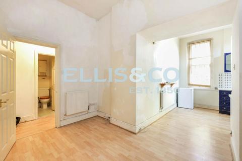 1 bedroom flat for sale, Osterley Gardens, Chevy Road, Southall/Hanwell, London, Middlesex, UB2 4UW