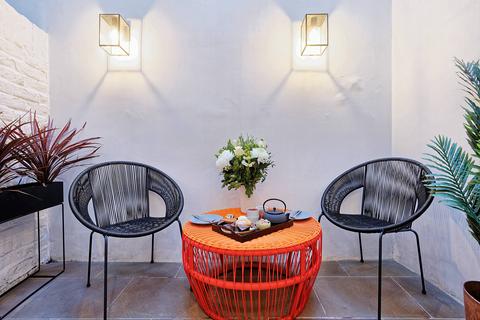 Studio to rent, Emperors Gate, London SW7