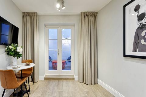 Studio to rent, Emperors Gate, London SW7
