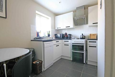 1 bedroom flat to rent, Wakefield Close, Byfleet KT14