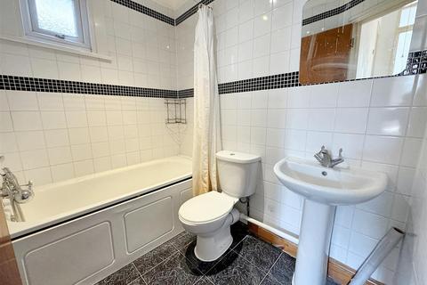 2 bedroom flat for sale, North Birkbeck Road, Leytonstone