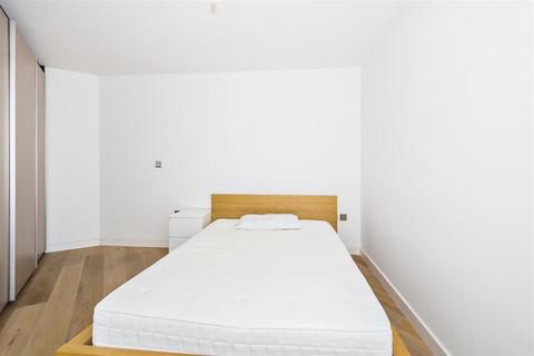 Studio to rent, Bethnal Green Road, London E1