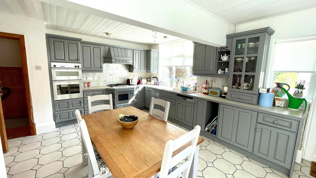 KITCHEN/ BREAKFAST ROOM (including pantry)