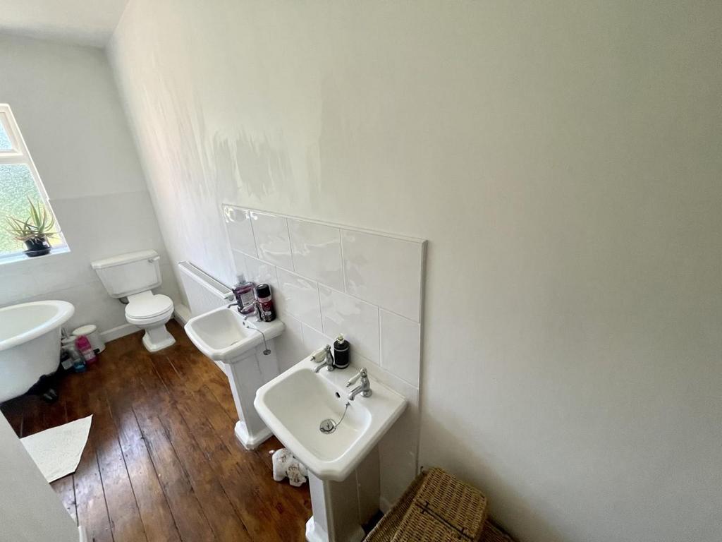 Main Bathroom.jpg