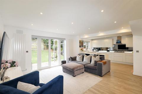 7 Sandringham Close, Borehamwood, WD6 2FY