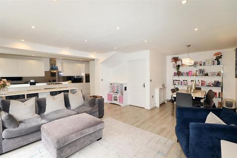 7 Sandringham Close, Borehamwood, WD6 2FY