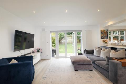 7 Sandringham Close, Borehamwood, WD6 2FY