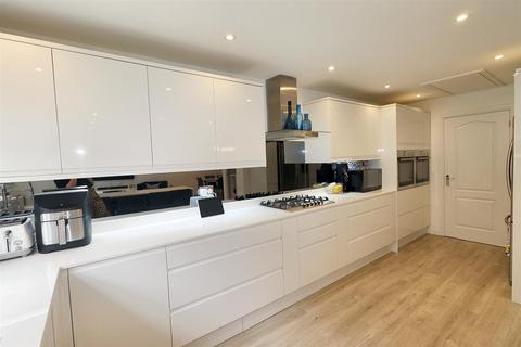 7 Sandringham Close, Borehamwood, WD6 2FY