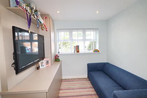 7 Sandringham Close, Borehamwood, WD6 2FY