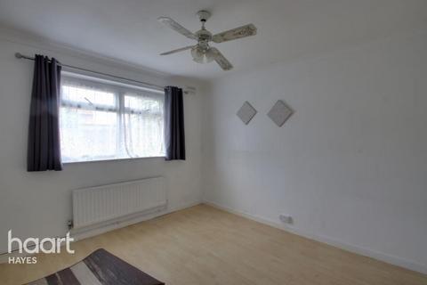 2 bedroom apartment to rent, Bury Avenue, Hayes