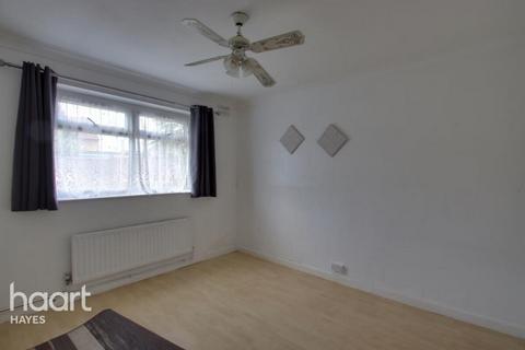 2 bedroom apartment to rent, Bury Avenue, Hayes