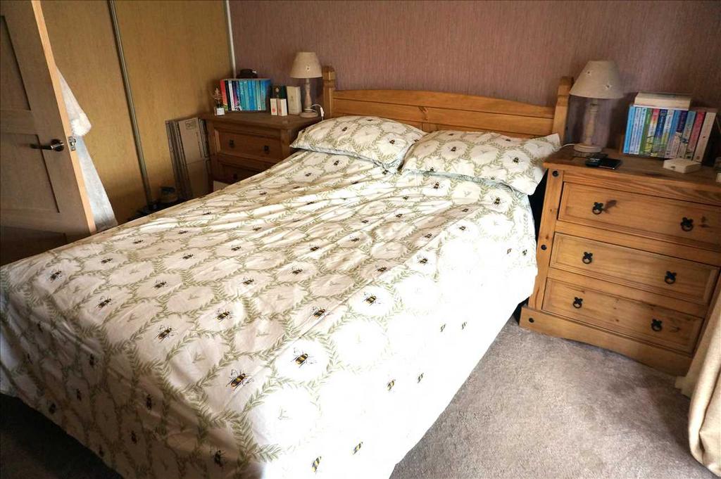 Rear bedroom 1 :