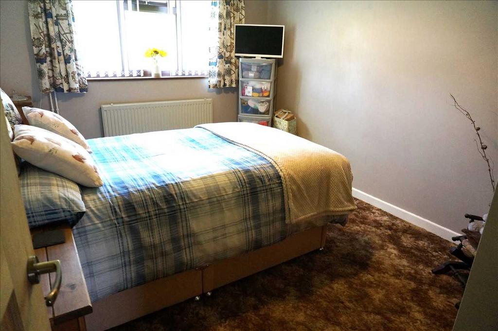 Front bedroom 2 :