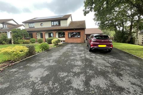 4 bedroom detached house for sale, Newtown Close, Penybanc, Ammanford