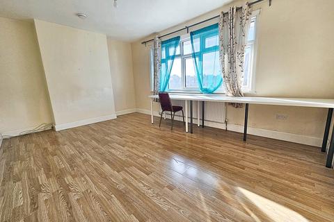 1 bedroom in a flat share to rent, Kenton Road, Harrow HA3