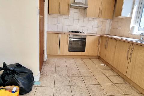 1 bedroom in a flat share to rent, Kenton Road, Harrow HA3