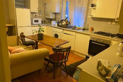 1 bedroom in a house share to rent, Selden Walk, London N7