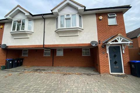 3 bedroom semi-detached house to rent, Goldsworth Road, Woking GU21