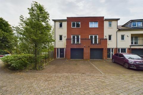 3 bedroom property to rent, St. Catherines Court, Newcastle Upon Tyne